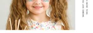 Gros plan de tatouages temporaires de Pâques avec motifs floraux sur une jeune fille