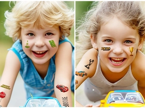 Gros plan d'enfants portant des tatouages temporaires de voitures de course étanches
