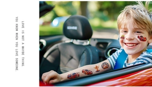 Détails de tatouages éphémères de course avec voitures de sport rouges et drapeaux