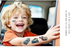 Gros plan de tatouages temporaires de voitures de course sur la main d'un enfant