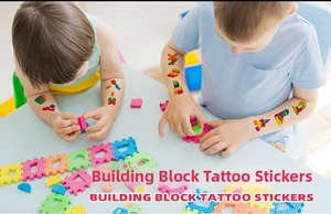 Enfants jouant avec des tatouages temporaires de blocs colorés sur les bras au bureau