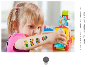 Détail de tatouages temporaires en blocs de construction sur le bras d'un enfant qui joue