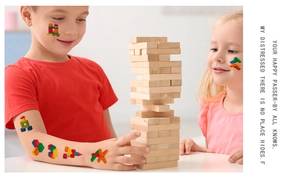 Détail de tatouages temporaires de blocs de construction colorés sur des enfants