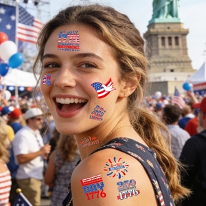 Gros plan de tatouages temporaires du 250e jour de l'indépendance des USA sur le visage