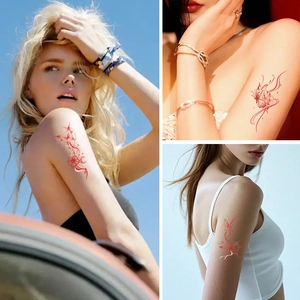 Tatouages temporaires rouges motifs papillon et fleurs sur le bras et l'épaule