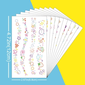 Bunte temporäre Tattoo-Sticker mit Blumen und Herzen in niedlichem Sommer-Design