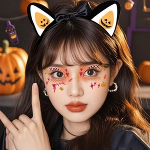 Set cerchietto orecchie da gatto e adesivi viso per Halloween su modella con zucche festive