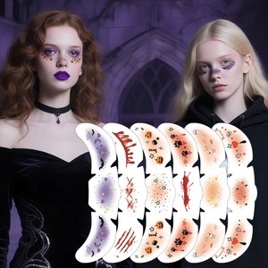 Halloween Gesichtstattoos mit bunten Kürbis und Fledermaus Mustern für festliches Makeup
