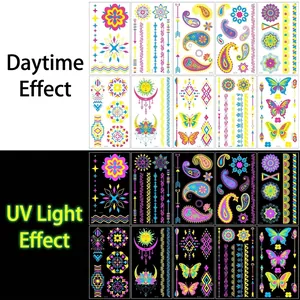 Tatouages UV fluorescents avec motifs de mandala et papillon sous lumière ultraviolette