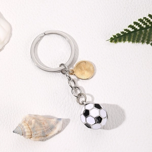 Porte-clés football classique noir et blanc avec pendentif doré sur cuir blanc texturé