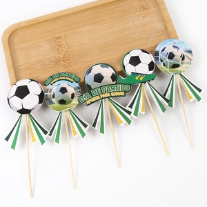 Dettaglio di cinque stecchini per cupcake calcio con slogan Dia de Partido e Apunta Para Ganar