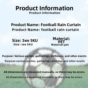 Vue détaillée des spécifications du rideau de pluie de football sur fond de terrain vert