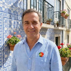Kristallen speld met Portugese vlag op lichtblauw shirt voor een traditionele tegelwand