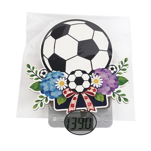 Detailed weight measurement of a soccer-themed floral wooden wreath at 139 grams