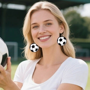 Détail des boucles d'oreilles football en acrylique avec motif pentagone noir et blanc