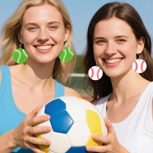 Gros plan de mannequins portant des boucles d'oreilles tennis et baseball en acrylique