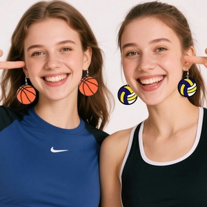 Vue détaillée des boucles d'oreilles légères en acrylique basketball et volleyball