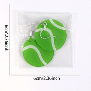 Détail de boucles d'oreilles tennis en acrylique vert avec motif et mesure de taille
