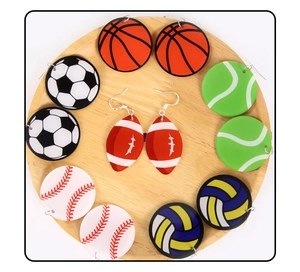 Vue détaillée des boucles d'oreilles en acrylique avec motifs baseball, basket et football