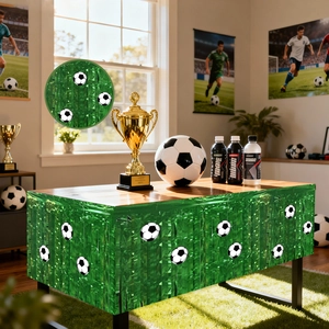 Jupe de table de football verte en franges métalliques avec motifs de ballons de foot