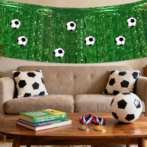 Détail de jupe de table à franges vertes avec stickers de football pour déco de fête