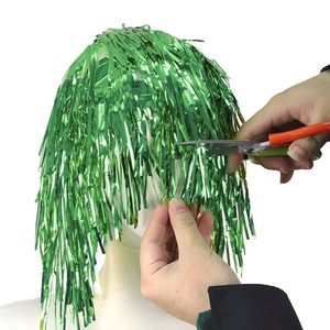 Détail de la coupe de la frange sur une perruque en guirlande verte brillante