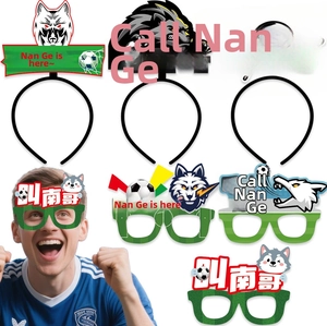 Makro-Detail von Fußball-Party-Haarreifen und Brillen mit Wolf- und Ballmotiven