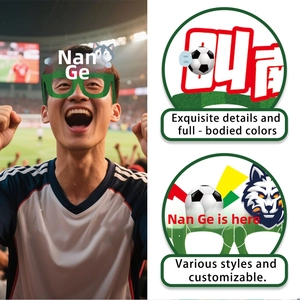 Detailansicht des Fußball-Fan-Stirnbands mit lebhaften Comic-Wolf- und Ballmotiven für Fans