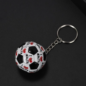 Mini Fußball Schlüsselanhänger mit I Love Malta Design und rotem Herz auf schwarzem Grund
