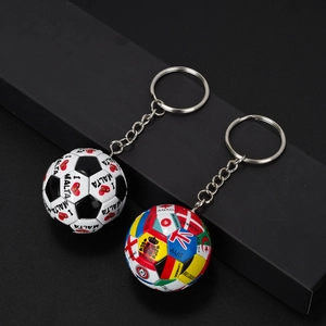 Nahaufnahme von Fußball Schlüsselanhängern mit Malta Schriftzug und Weltflaggen Mustern