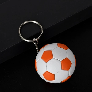 Dettaglio del portachiavi a pallone da calcio con pannelli arancioni e bianchi testurizzati