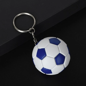 Dettaglio macro di portachiavi a pallone da calcio in pelle blu e bianca e anello