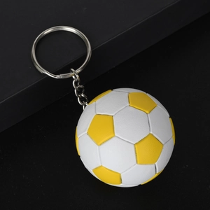 Macro del portachiavi a pallone da calcio giallo e bianco con anello in metallo argento