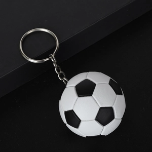 Dettaglio ravvicinato di un portachiavi a forma di pallone da calcio realistico bianco e nero