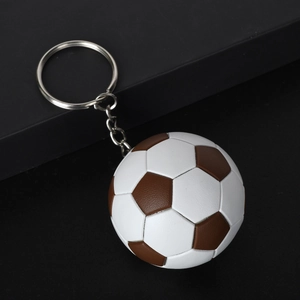 Dettaglio del portachiavi a forma di pallone da calcio in finta pelle e metallo