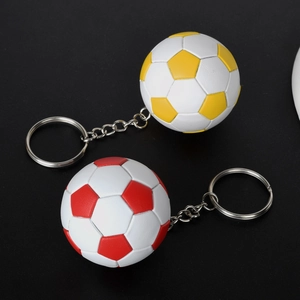 Dettagli di portachiavi da calcio gialli e rossi con cuciture in ecopelle e catena metallica