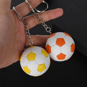 Set di portachiavi a forma di pallone da calcio bianco, giallo e arancio con anelli
