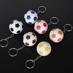 Dettaglio di sei mini portachiavi a forma di pallone da calcio in vari colori sportivi