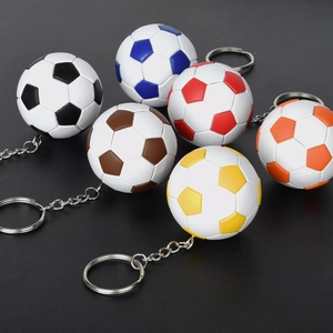 Set di sei mini portachiavi a forma di pallone da calcio colorati con anelli metallici
