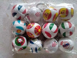 Set mit zwölf Fußball-Schlüsselanhängern mit verschiedenen Nationalflaggen verpackt
