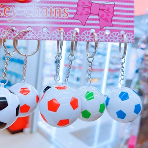 Portachiavi mini pallone da calcio nero, rosso, verde e blu con texture in PVC realistica