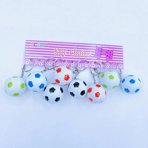 Set di 8 portachiavi calcio in 4 colori su un cartoncino espositivo di marca