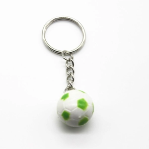 Dettaglio di un mini portachiavi a pallone da calcio bianco e verde con anello in metallo
