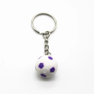 Dettaglio portachiavi a forma di pallone da calcio bianco e viola con catena in metallo