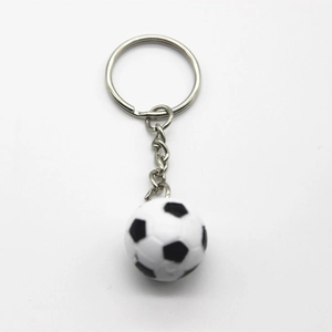 Dettaglio del mini portachiavi a pallone da calcio bicolore con catena argentata