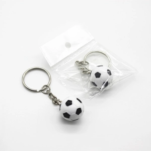 Mini portachiavi a pallone da calcio bianco e nero con anello d'argento e confezione