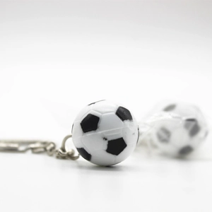 Dettaglio ravvicinato di portachiavi a forma di mini pallone da calcio bianco e nero