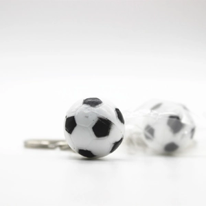 Vista macro del mini portachiavi a pallone da calcio bianco e nero con anello in metallo