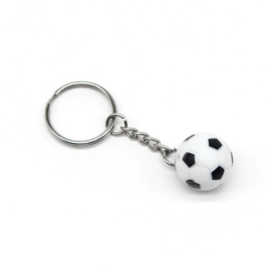 Dettaglio di un portachiavi mini pallone da calcio bianco e nero con anello d'argento