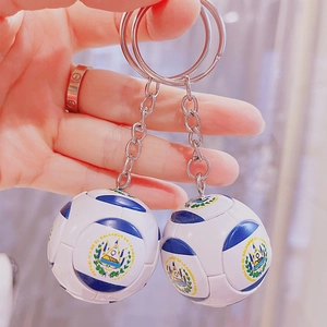Fußball-Schlüsselanhänger mit El Salvador Wappen an einer polierten Metallkette